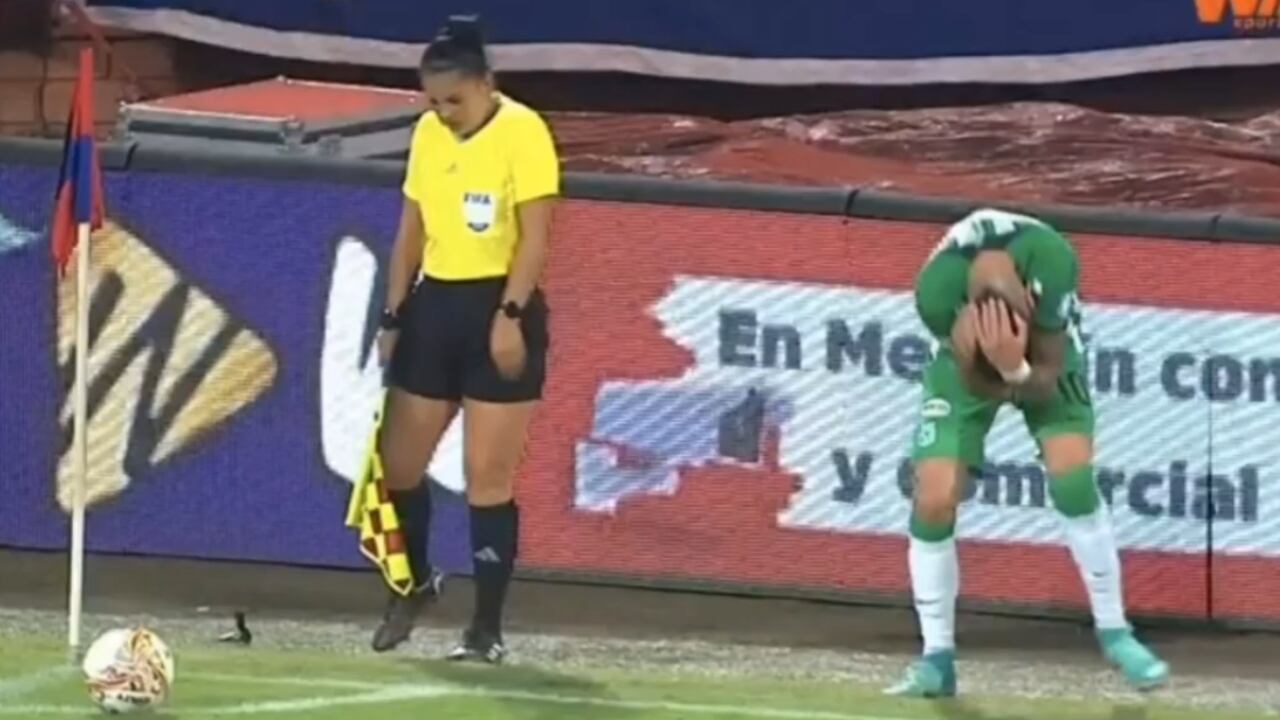 Pablo Ceppelini siendo impactado por una navaja en la zona nororiental del estadio Atanasio Girardot