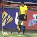 Pablo Ceppelini siendo impactado por una navaja en la zona nororiental del estadio Atanasio Girardot