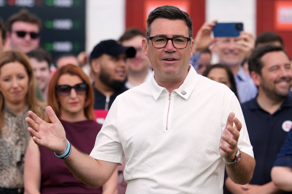 El candidato del Partido Laborista británico, Andy Burnham, habla con sus seguidores tras las elecciones parciales de Makerfield en Ashton, Makerfield, Inglaterra, el viernes 19 de junio de 2026. (Foto AP/Jon Super)