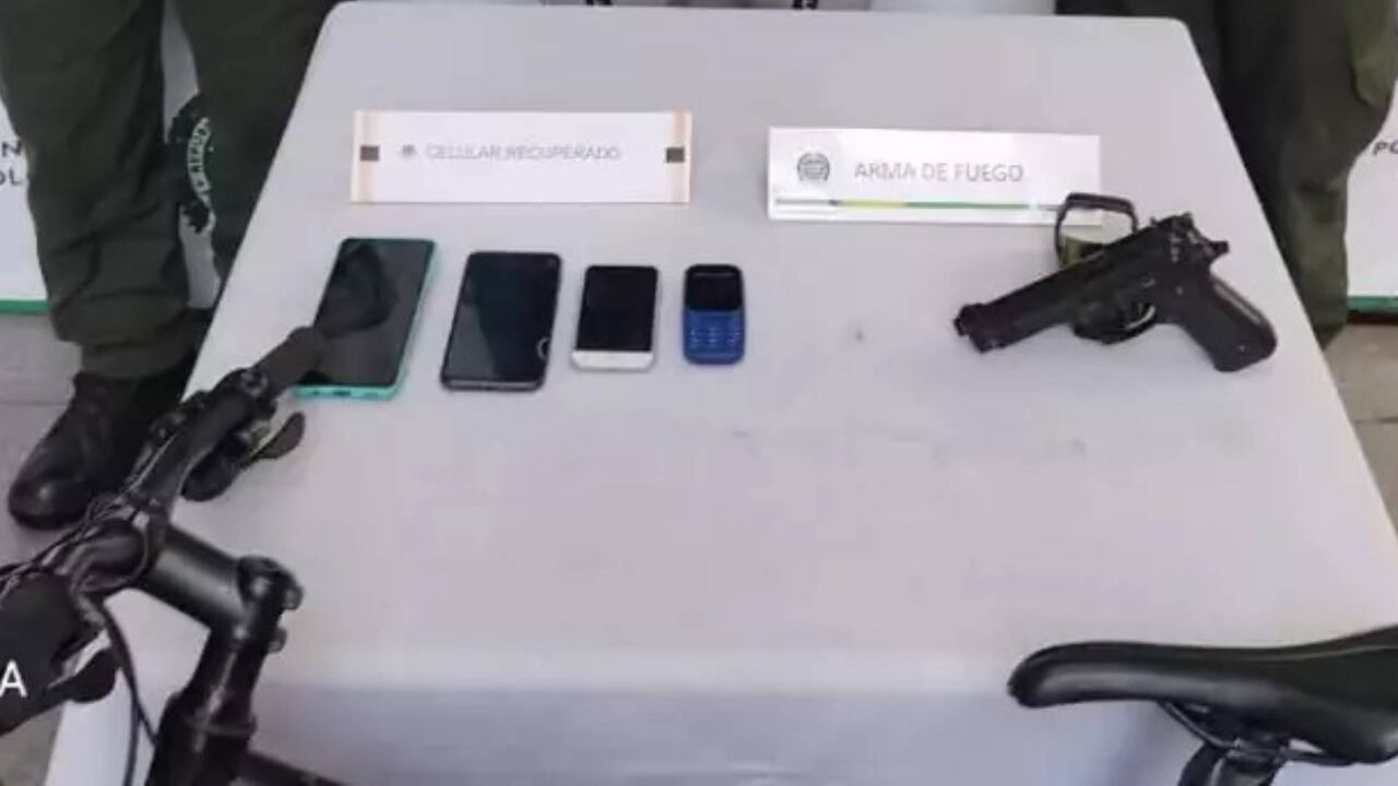 El sujeto estaba armado con una pistola sin serie y llevaba cuatro teléfonos y una bicicleta, presuntamente producto de varios robos.