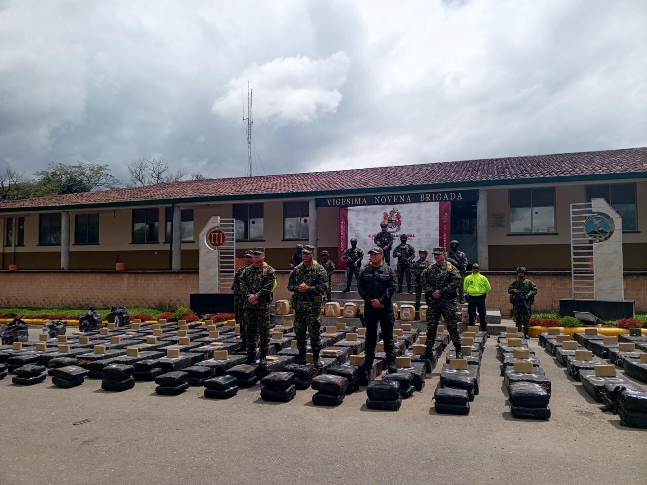 El Ejército Nacional ubicó en Silvia, Cauca, un deposito ilegal con 7 toneladas de marihuana pertenecientes a la estructura Dagoberto Ramos, de las Farc.