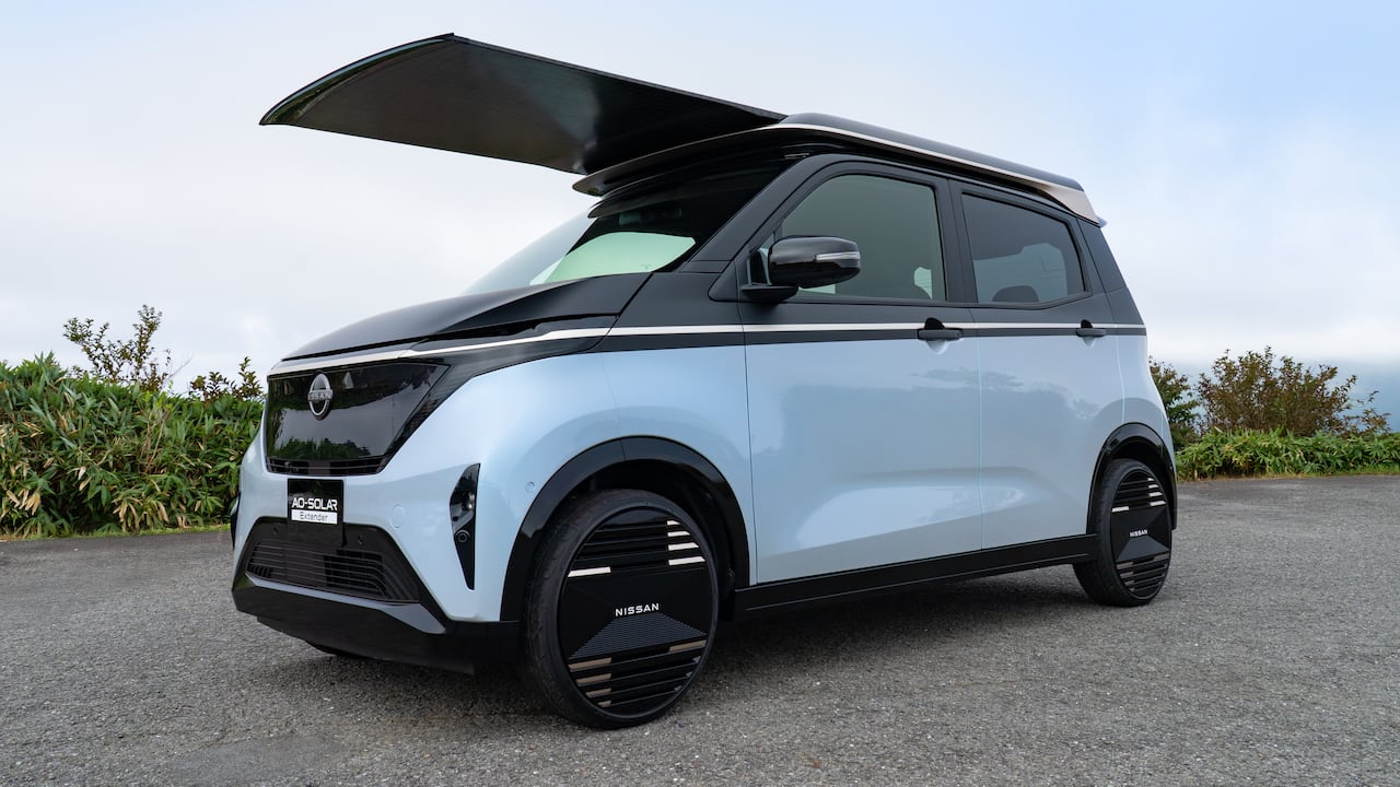 Nissan sigue adelante con la innovación y ha diseñado un panel solar para apoyar la carga de energía de los carros eléctricos.