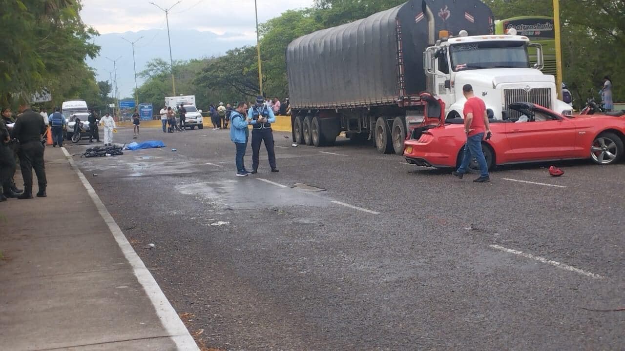 Las autoridades buscan identificar al conductor que huyó del lugar de los hechos.