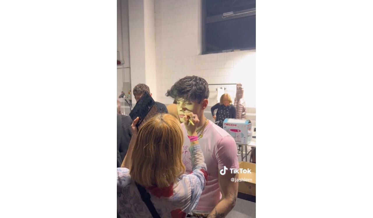 Jashlem es maquillado antes de salir a modelar la ropa de Dsquared2 en las pasarelas de Milán, Italia