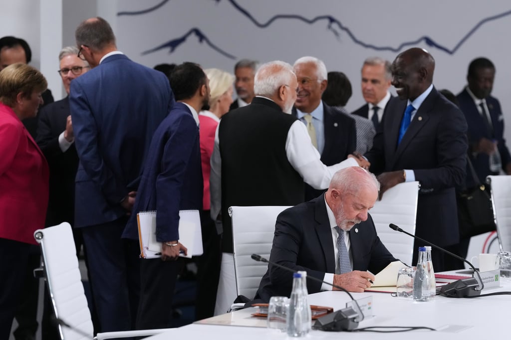 El presidente de Brasil, Luiz Inácio Lula da Silva, en primer plano, revisa sus documentos durante una sesión de trabajo en la cumbre del G7 en Evian-les-Bains, Francia, el miércoles 17 de junio de 2026. (Foto AP/Thibault Camus)