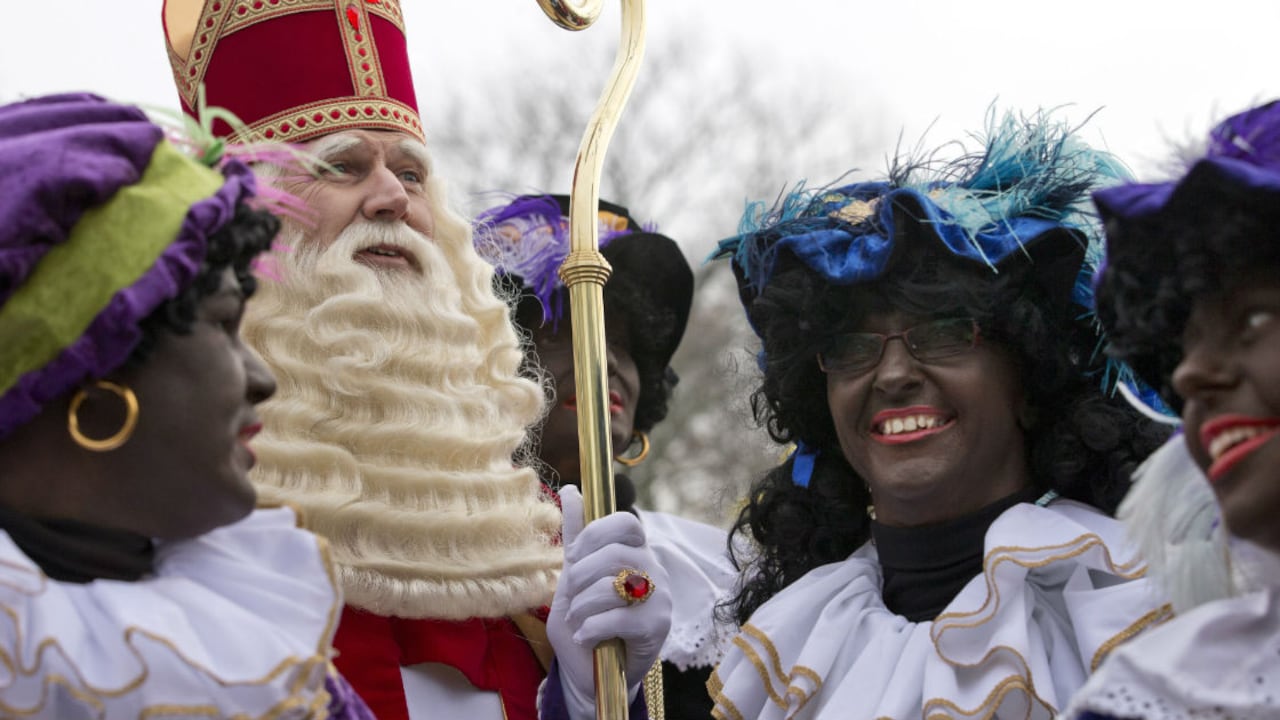 La versión holandesa de Santa Claus, Sinterklaas, y su ayudante 'Pedro el Negro', 16 de noviembre, 2013.