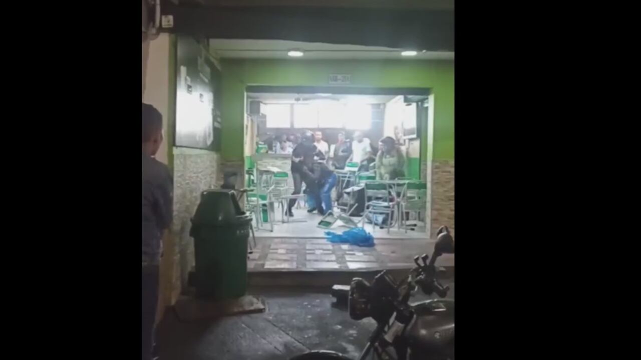 Los hombres se agredieron dentro de un local comercial de Medellín.