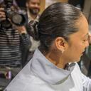 La secretaria de Movilidad, Deyanira Ávila, firmando el pacto para promover el buen parqueo en Bogotá.