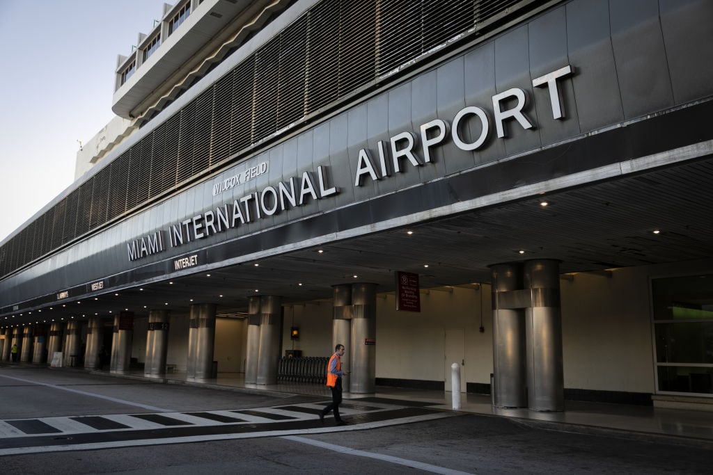 Proceso que ayuda en los registros de migración del Aeropuerto de Miami.