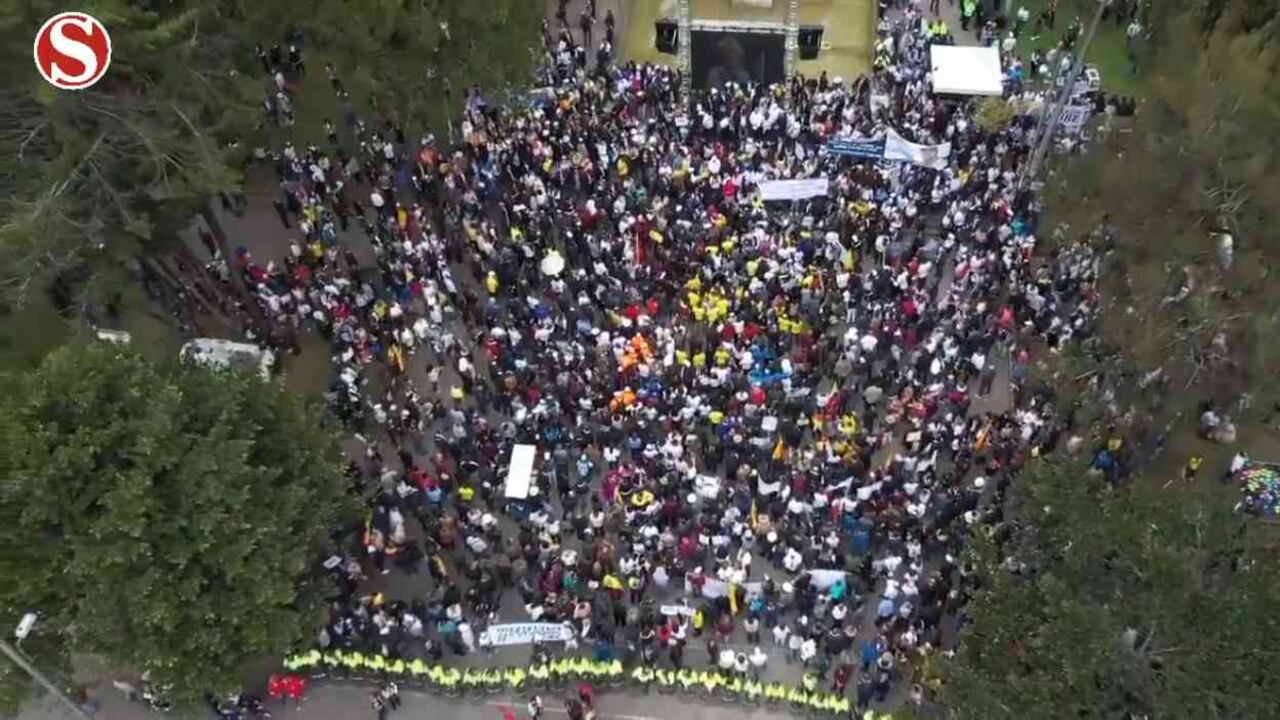 Indagatoria a Uribe: las calles reaccionan en defensa y en contra del expresidente