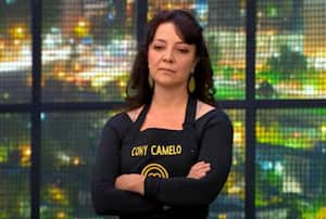 Cony Camelo tuvo que ponerse el delantal negro, después de que Dominica se lo concediera e hizo tremenda pataleta.