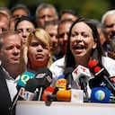 María Corina Machado, líder de la oposición del partido Vente Venezuela, habla en una conferencia de prensa después de que se le prohibiera ocupar cargos públicos durante 15 años.