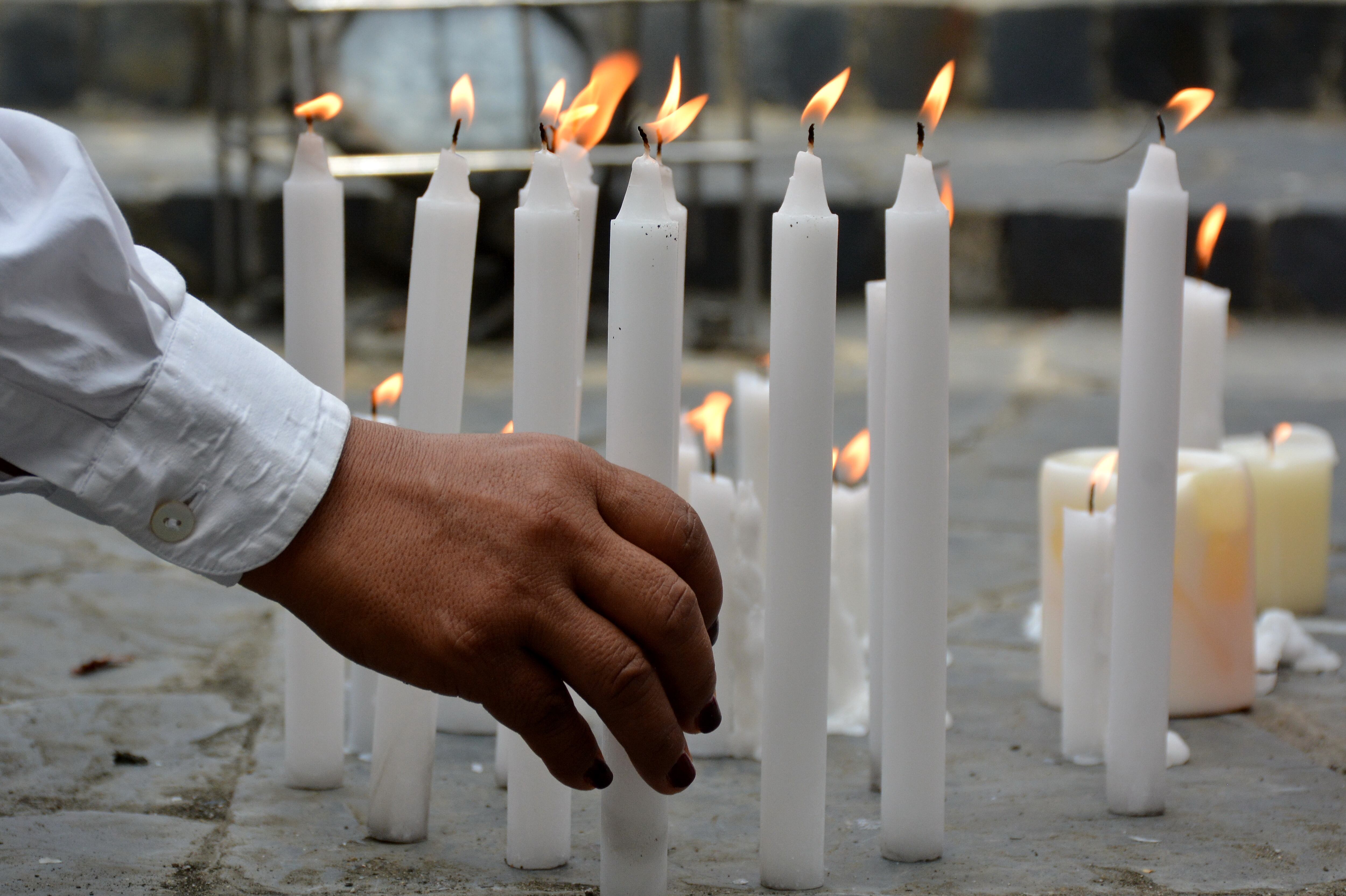 Con camisetas blancas, velas y banderas de Colombia, ciudadanos se reunieron en la Plazoleta Jairo Varela para rechazar el atentado que sufrió el precandidato presidencial Miguel Uribe. Organizaciones civiles piden garantías para el proceso electoral de cara a los comicios de 2026. Foto Jorge Orozco/El País.