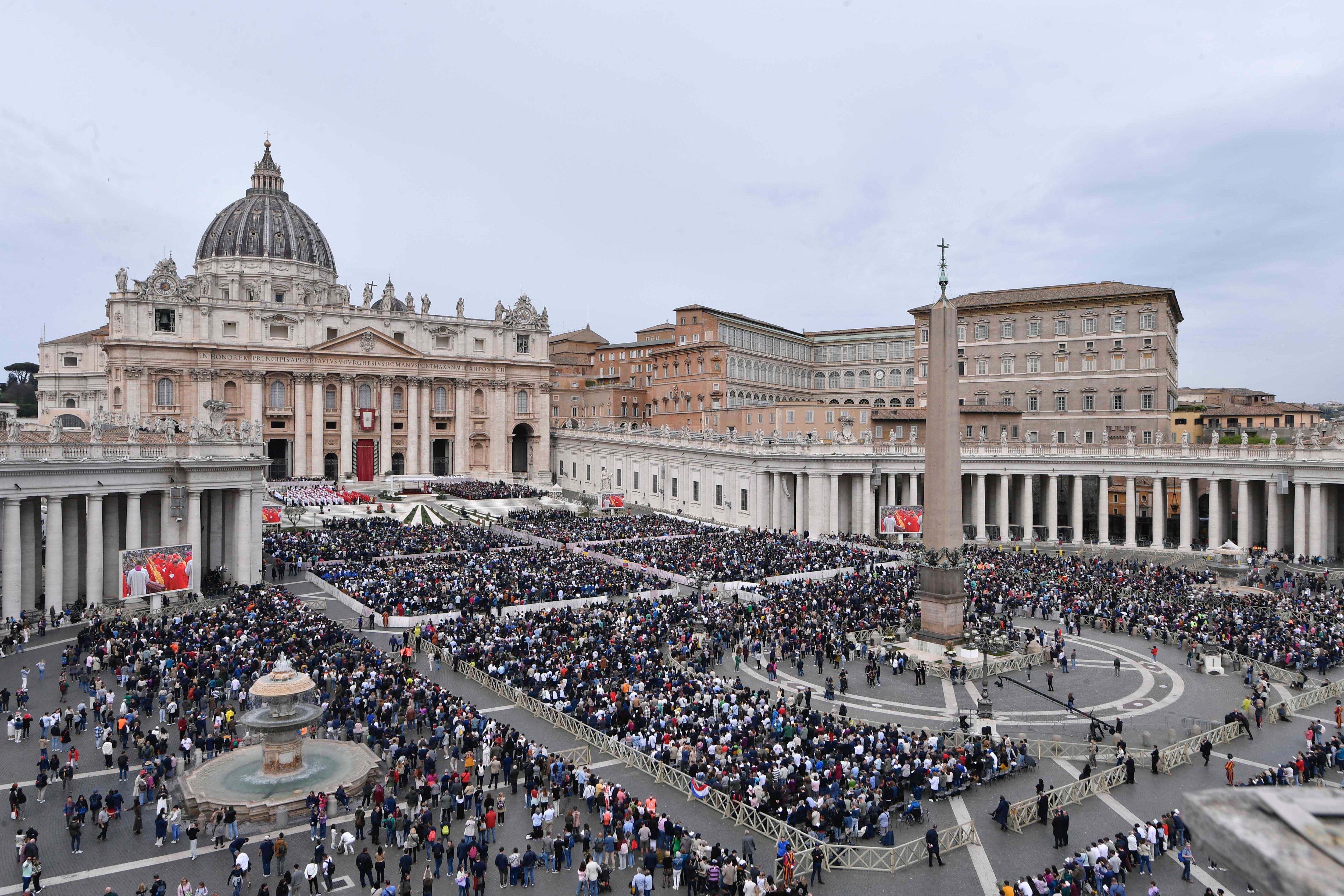 Miles de fieles se reunieron en la Plaza de San Pedro para recibir el Domingo de Ramos.