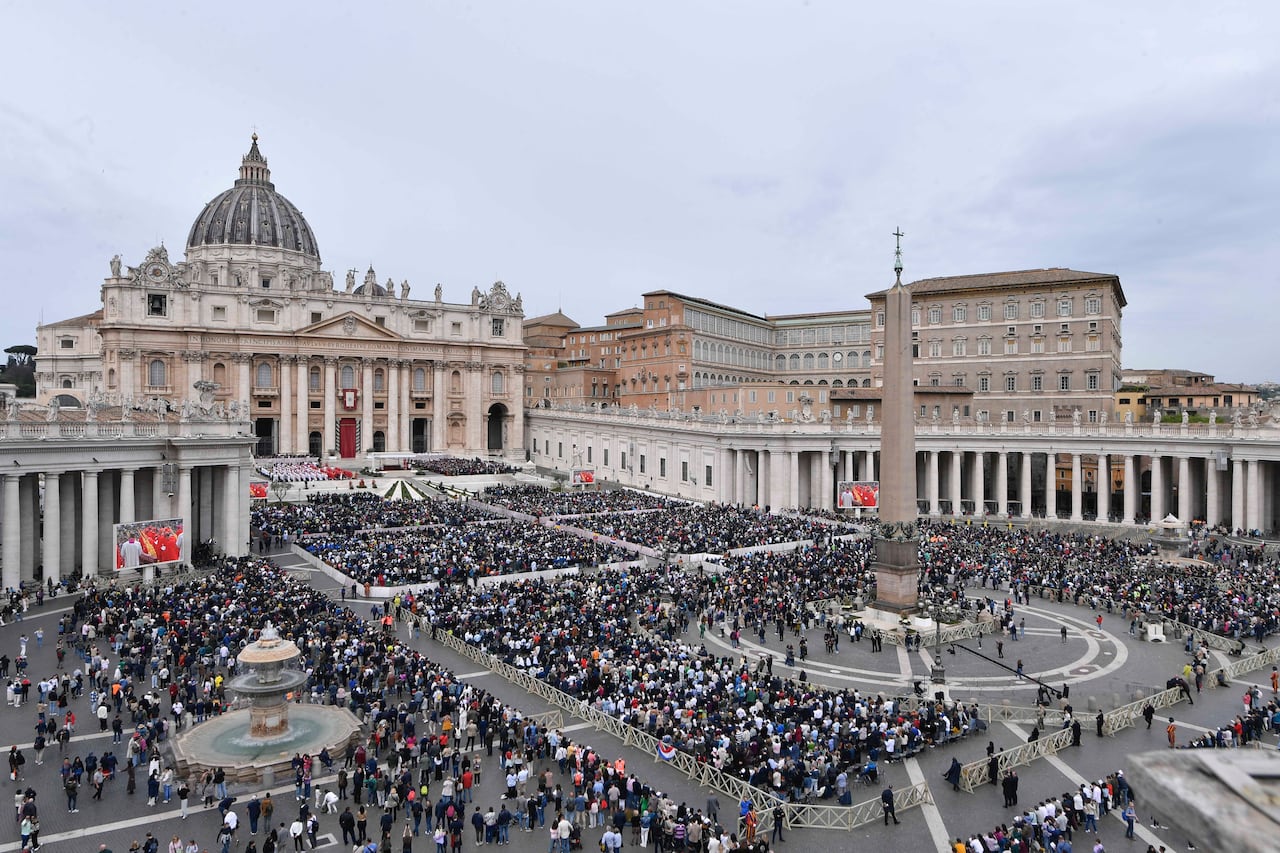 Miles de fieles se reunieron en la Plaza de San Pedro para recibir el Domingo de Ramos.