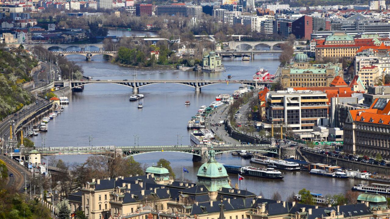 Una vista de la ciudad que llama la atención de los turistas en Praga, República Checa el 16 de abril de 2023. Praga, también conocida como la "Ciudad de las 100 agujas", es un destino turístico favorito con sus puentes históricos, catedrales, torres y castillos. (Foto de Sezgin Pancar/Agencia Anadolu a través de Getty Images)