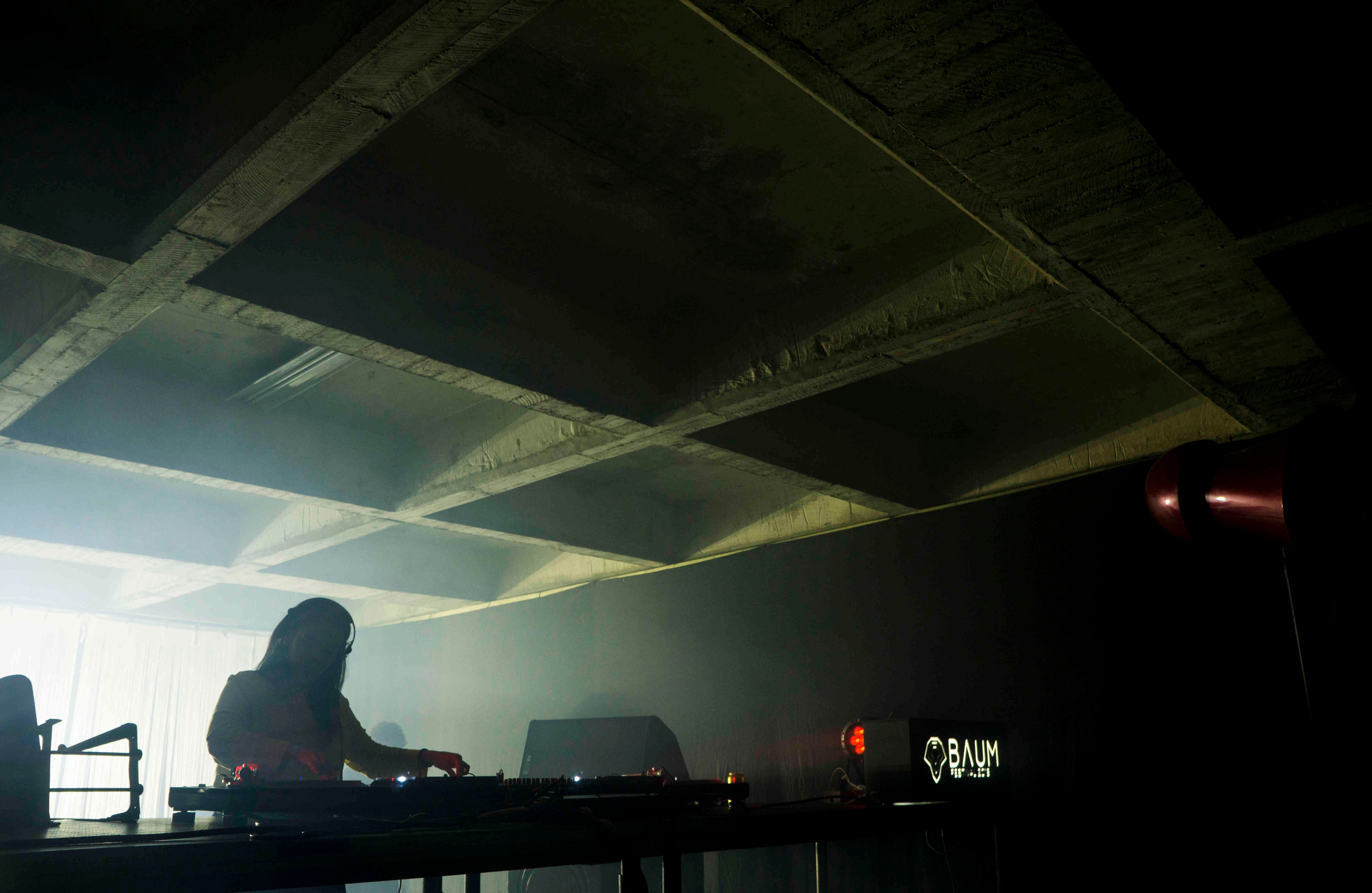 De las cuatro tarimas que los ravers pudieron disfrutar la sorpresa se la llevó el stage del colectivo Nott: un parqueadero debajo de la zona de comidas que supuso un reto difícil en sonido para ese grupo de mujeres que, ante el rechazo y prejuicio que había en el círculo de Djs, decidieron unirse y crecer juntas. Este escenario, oscuro, con eco, recordó el origen underground de esta vertiente cultural. 