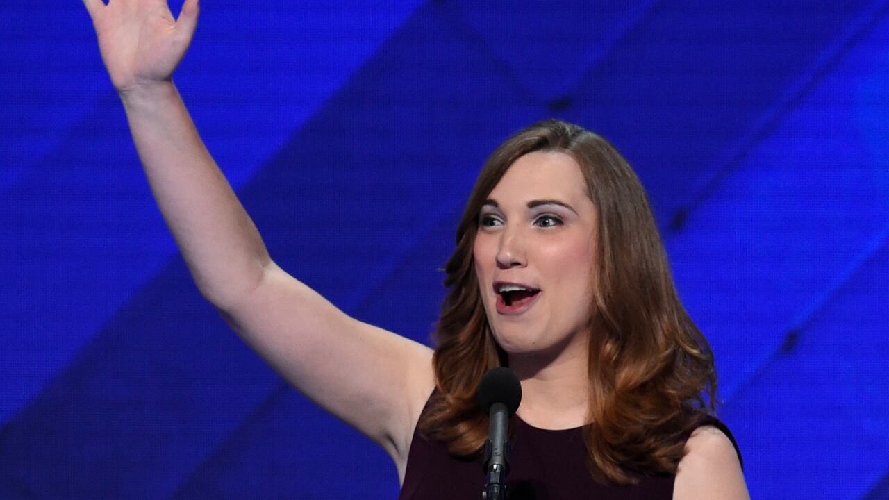 Sarah McBride, primera mujer transgénero en convertirse en senadora estatal en EE. UU.