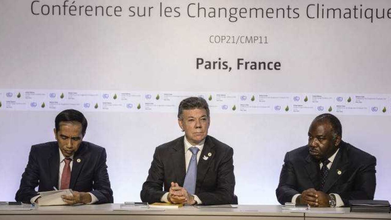 El presidente indonesio, Joko Widodo (izq.), el presidente colombiano, Juan Manuel Santos (centro), y el presidente de Gabón, Ali Bongo (der.)