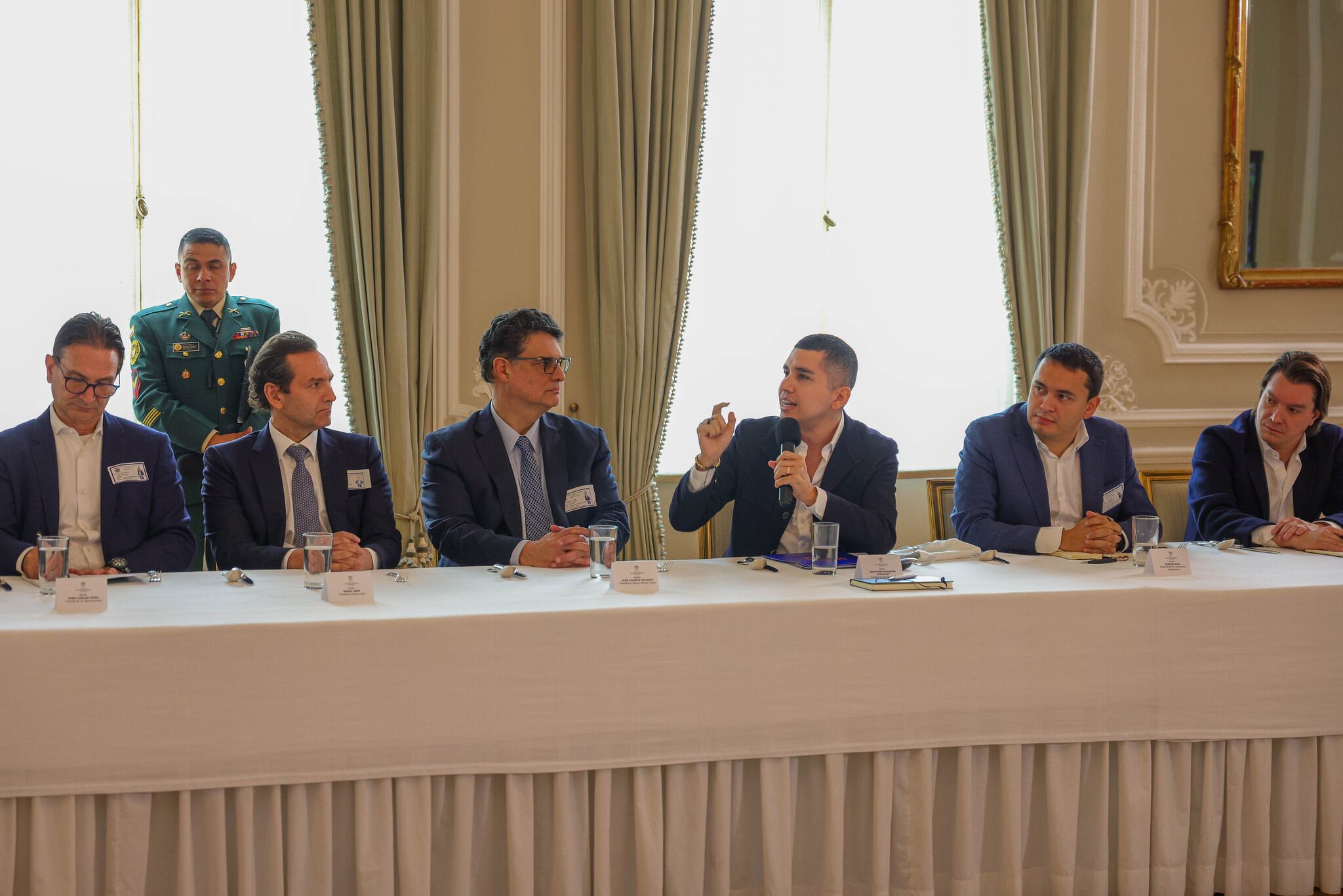 El presidente Gustavo Petro se reúne con representantes de los bancos para hablar de las inversiones forzosas.