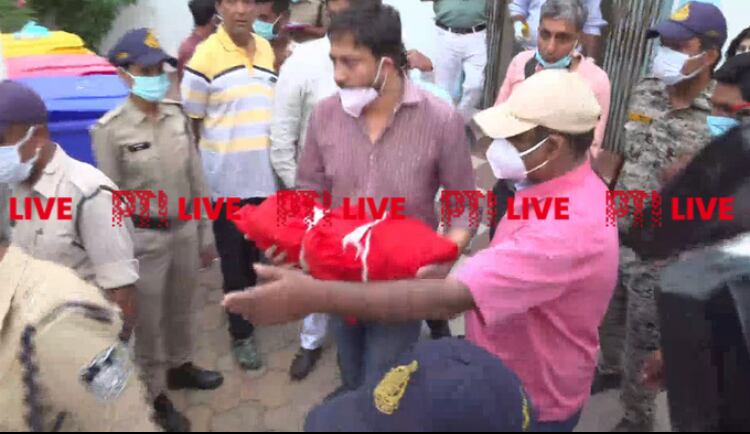 La agencia Press Trust of India, PTI, en su cuenta en Twitter, había informado que la menor se encontraba en estado crítico tras ser rescatada.