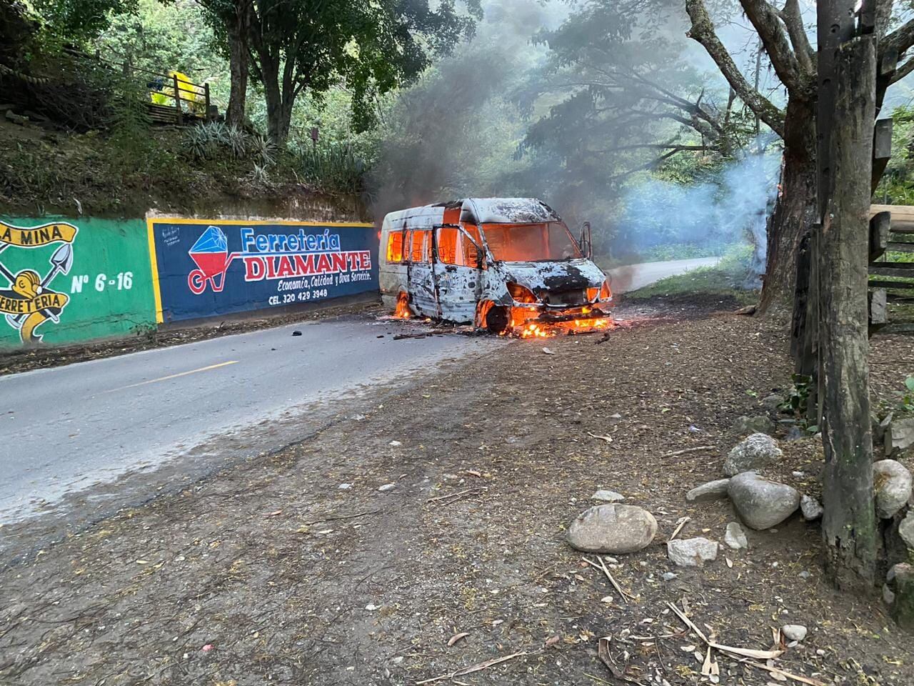 Así quedó el bus sobre la vía.