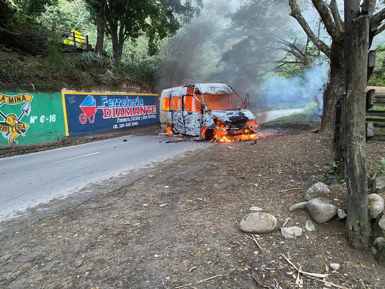 Así quedó el bus sobre la vía.