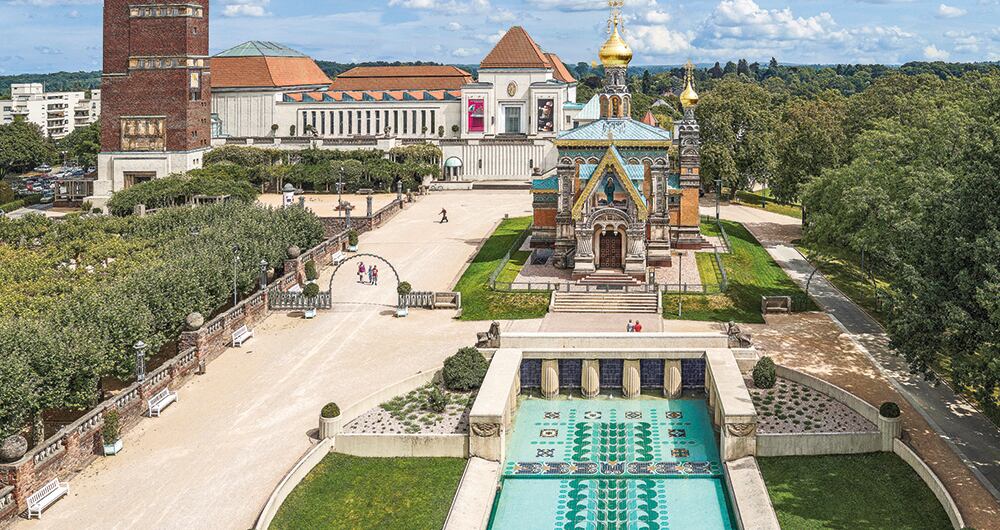 Fiel a su lema “Mi tierra de Hesse (Alemania) florecerá, y en ella el arte”, en 1897 el gran duque de Hesse, Ernst Ludwig, creó esta colonia de artistas. 