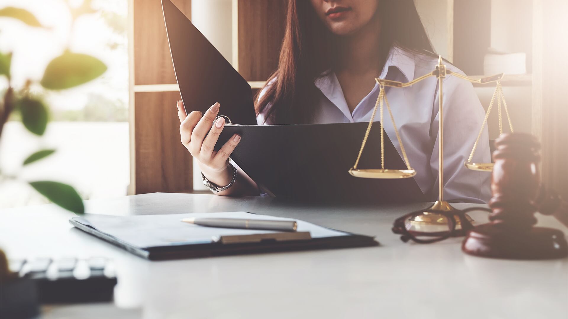 A pesar de que existe paridad en la educación desde hace décadas, esta no se refleja en el cargo de socios de firmas de abogados en Colombia.