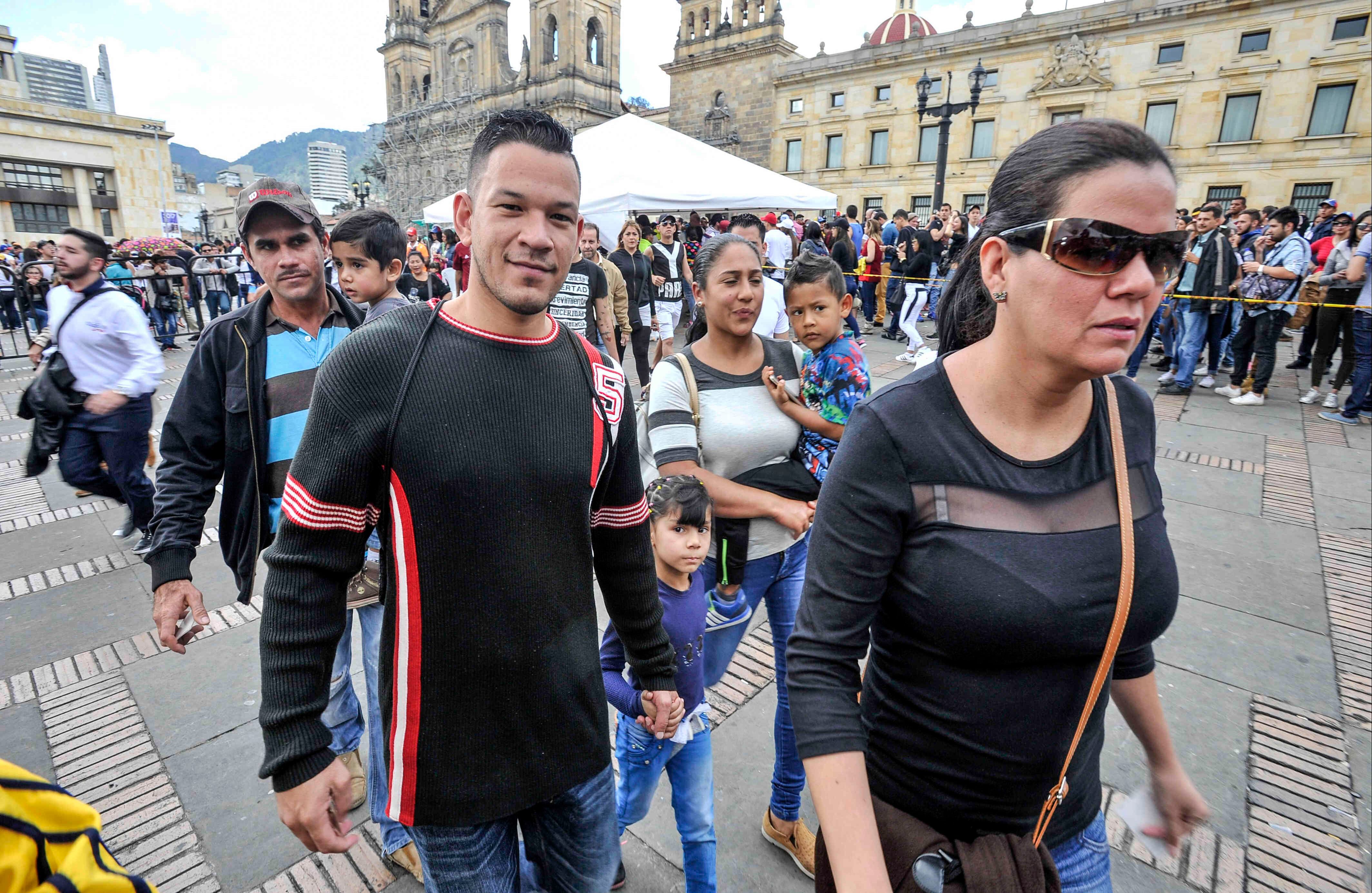 Ciudadanos venezolanos —residentes en Bogotá— acuden a las urnas ubicadas en la Plaza de Bolívar, en Bogotá,  el domingo 16 de julio de 2017, en Colombia, durante las votaciones al plebiscito. Esta jornada democrática ha sido  impulsada  por la oposición al gobierno de Nicolás Maduro. En las tarjetas, los ciudadanos deben responder ‘sí’ o ‘no’ a tres preguntas: la primera es si respalda el plan del presidente Nicolás Maduro de cambiar la Constitución; la segunda es si  apoya la intervención de las Fuerzas Armadas para “restituir el orden constitucional” y por último si desea un gobierno de unidad nacional. Foto: Carlos Julio Martínez / SEMANA