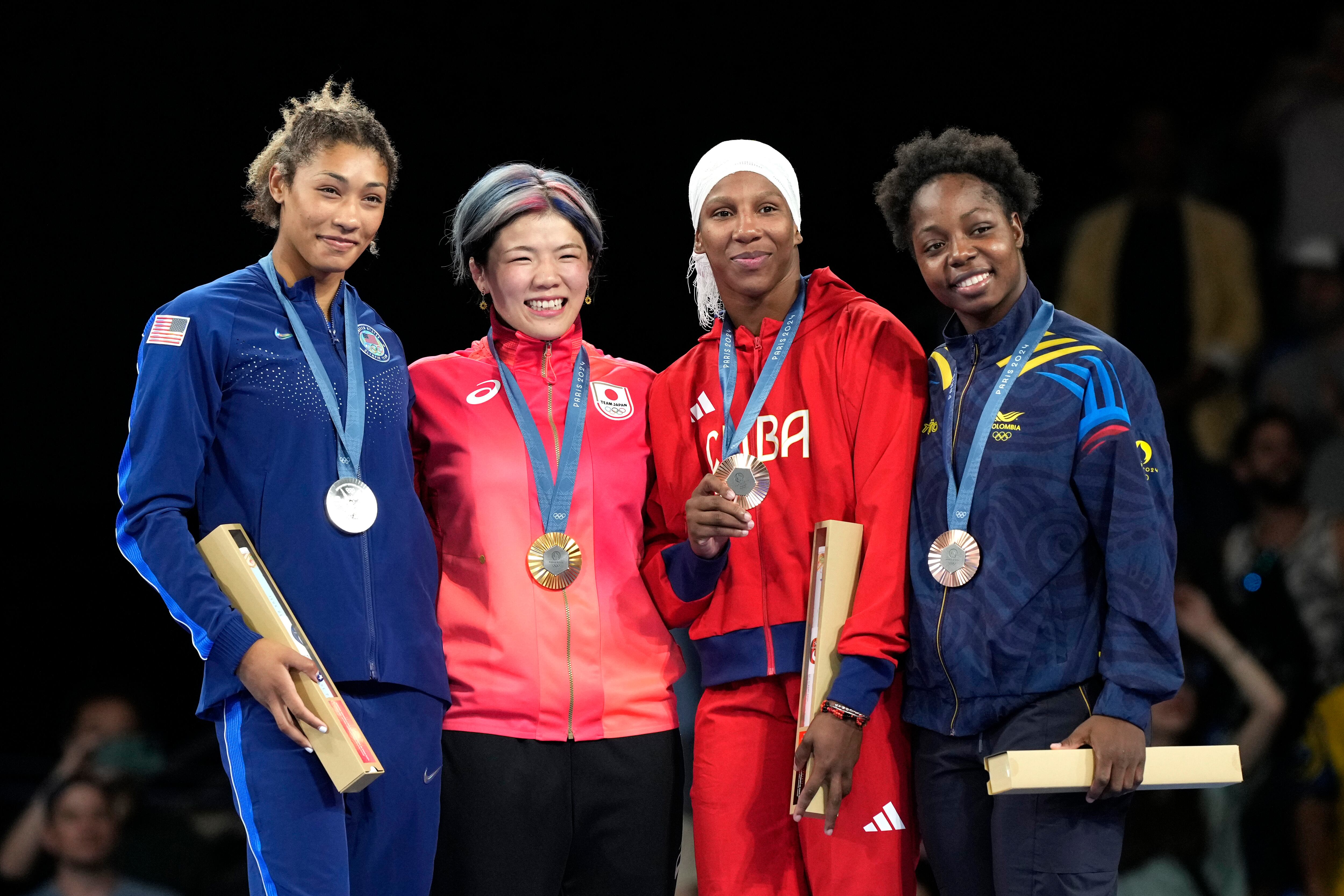 Tatiana Rentería (der.) con la medalla de bronce, por lucha libre, en París 2024.