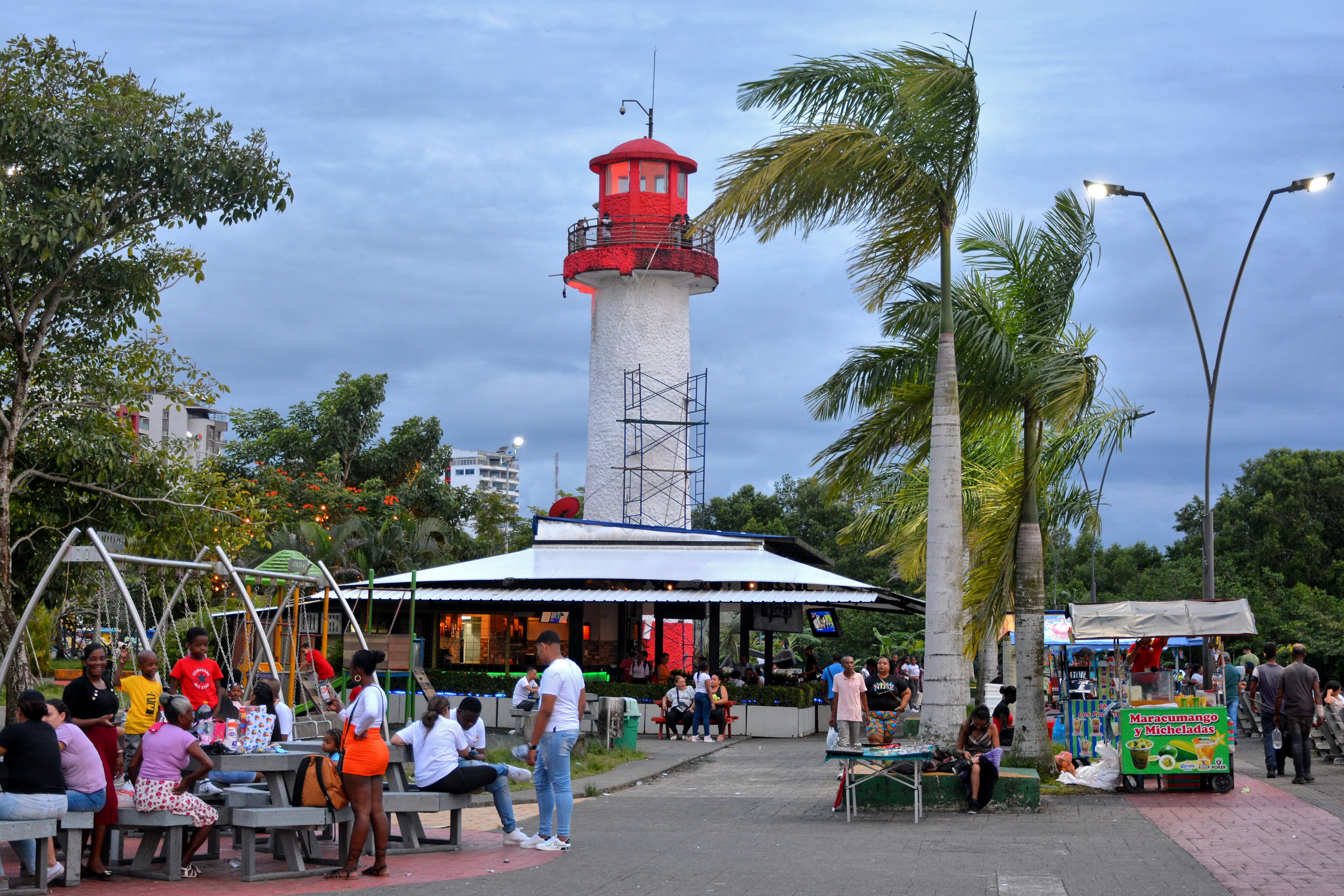 Buenaventura como destino turístico. El pasado miércoles 22 de noviembre, Buenaventura recibió por primera vez un crucero en su puerto. En el navío bautizado MS Hamburg arribaron cuatrocientos turistas alemanes, que desembarcaron para conocer la oferta cultural, gastronómica y natural del distrito especial.