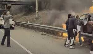 Las imágenes registraron el momento en que los buenos samaritanos dedicaron todos sus esfuerzos para ayudar al conductor