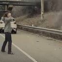 Las imágenes registraron el momento en que los buenos samaritanos dedicaron todos sus esfuerzos para ayudar al conductor