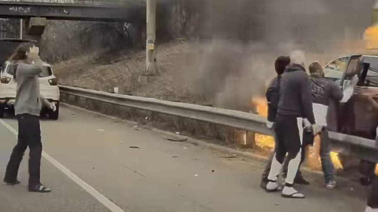 Las imágenes registraron el momento en que los buenos samaritanos dedicaron todos sus esfuerzos para ayudar al conductor