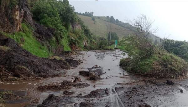 Un deslizamiento de tierra mantiene la vía La Cruz - Pasto con paso a menos de medio carril en el sector de Plazuelas desde el pasado viernes 28 de febrero. Autoridades atienden esta emergencia.