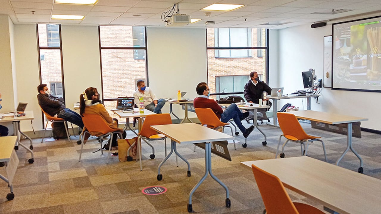 Las universidades en Bogotá tienen permitido un aforo máximo del 25 por ciento. Por eso manejan la alternancia.