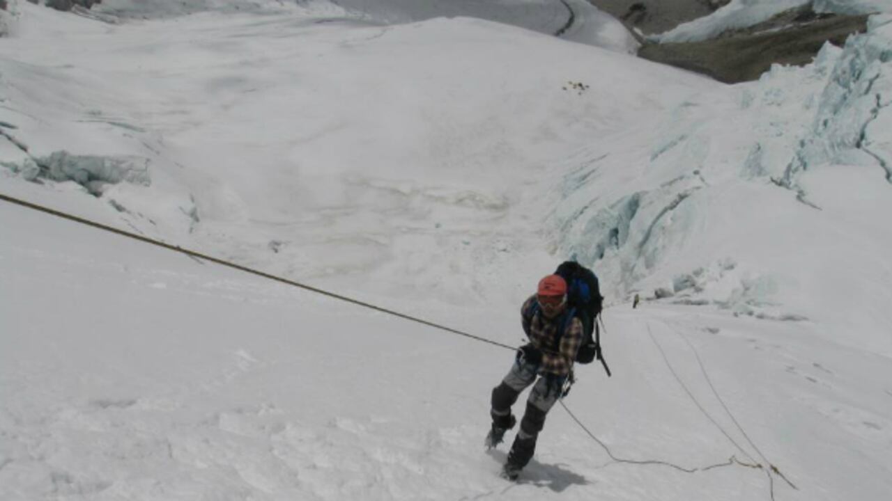Un sherpa en el arduo trabajo de equipamiento de ruta en el Himalaya.