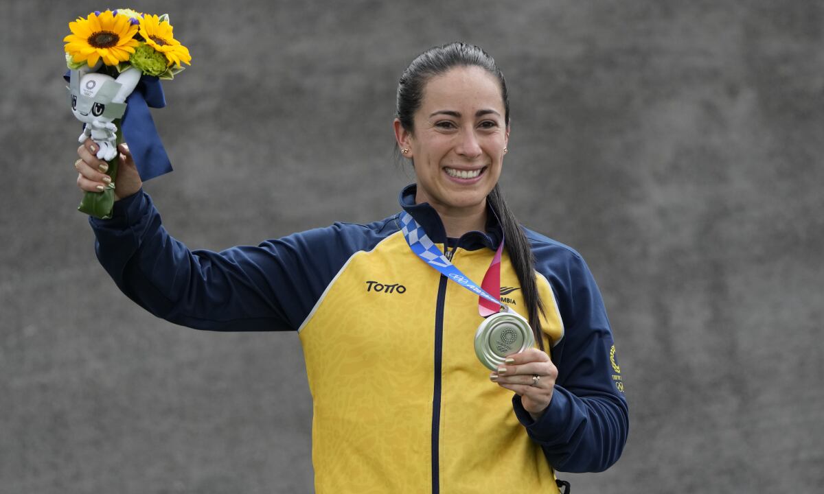 Mariana Pajón con la medalla de plata en Tokio 2020. Foto: AP/Ben Curtis