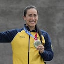 La colombiana Mariana Pajón posa con su medalla de plata tras la final de BMX, el viernes 30 de julio de 2021, en Tokio. (AP Foto/Ben Curtis)