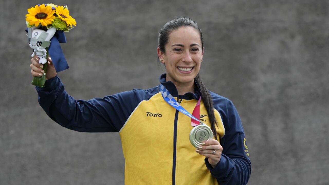La colombiana Mariana Pajón posa con su medalla de plata tras la final de BMX, el viernes 30 de julio de 2021, en Tokio. (AP Foto/Ben Curtis)