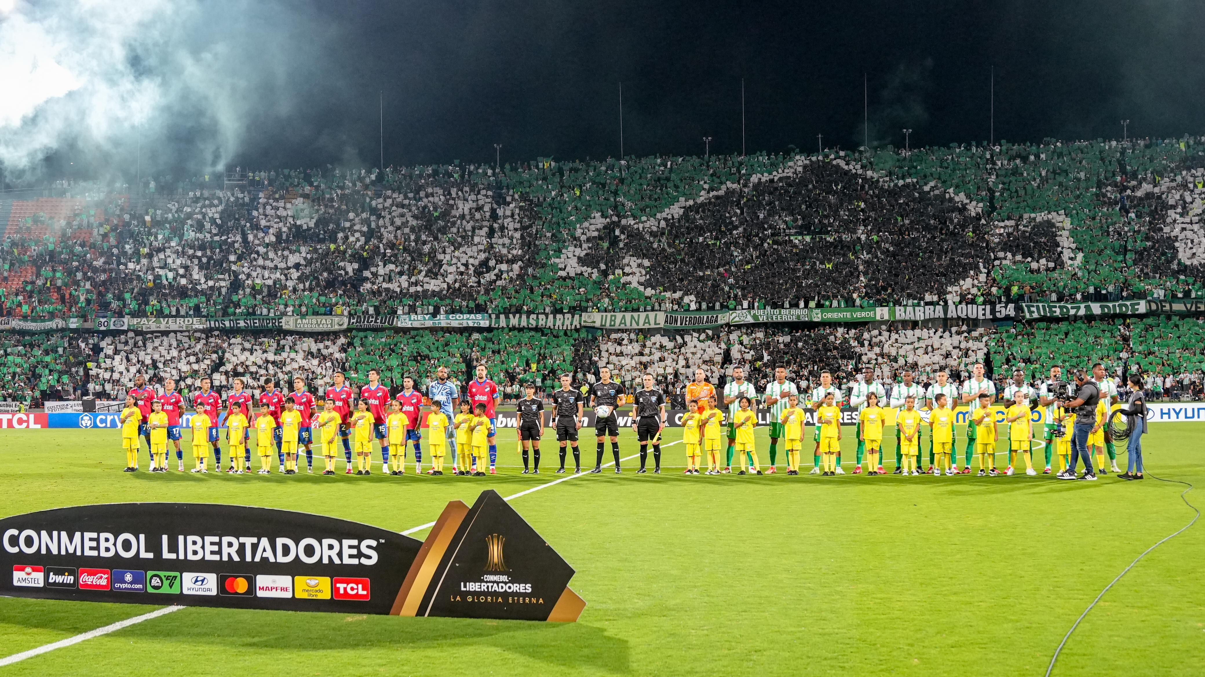 Recibimiento de la hinchada de Atlético Nacional al Club Nacional en Libertadores.