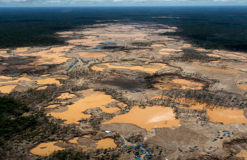 Esta foto aérea muestra una zona deforestada por la minería ilegal en La Pampa, Perú. (AP)
