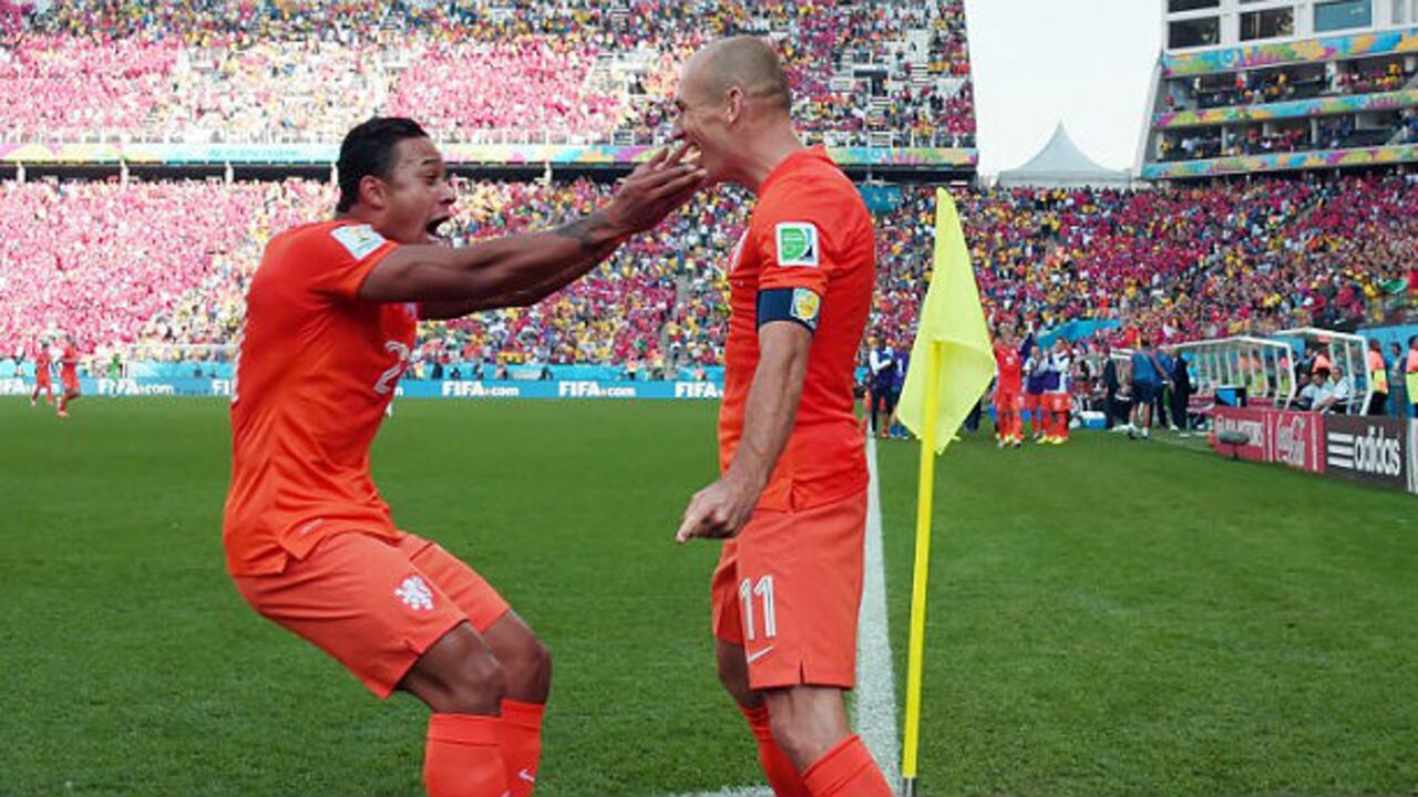 Robben abraza a Memphis Depay después del segundo gol en el Itaquerao. Foto: AFP.