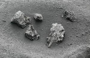 Varias piedras en una de las zonas restringidas de La Palma 'El Pilar', afectada por la erupción del volcán Cumbre Vieja, el 27 de diciembre de 2021 en La Palma, Islas Canarias, España .