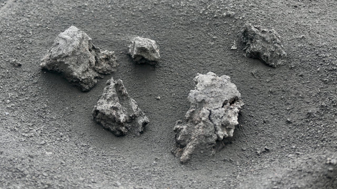 Varias piedras en una de las zonas restringidas de La Palma 'El Pilar', afectada por la erupción del volcán Cumbre Vieja, el 27 de diciembre de 2021 en La Palma, Islas Canarias, España .