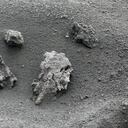 Varias piedras en una de las zonas restringidas de La Palma 'El Pilar', afectada por la erupción del volcán Cumbre Vieja, el 27 de diciembre de 2021 en La Palma, Islas Canarias, España .