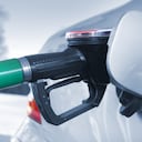 Reposte el automóvil, sin procesar, con poca nitidez para su flujo de trabajo, imagen en tonos de cerca del automóvil durante el reabastecimiento, fuerte contraste, poca profundidad de campo