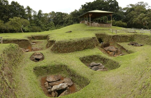 Este es un montículo funerario de la Mesita B del parque San Agustín, donde se encontraron más de 60 figuras. 