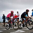 Rigoberto Urán y Richard Carapaz en el Tour de Francia.